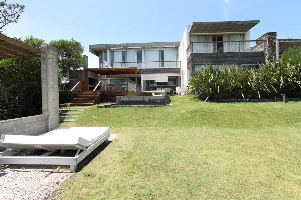 Casa Moderna con vista al mar en Club de Mar