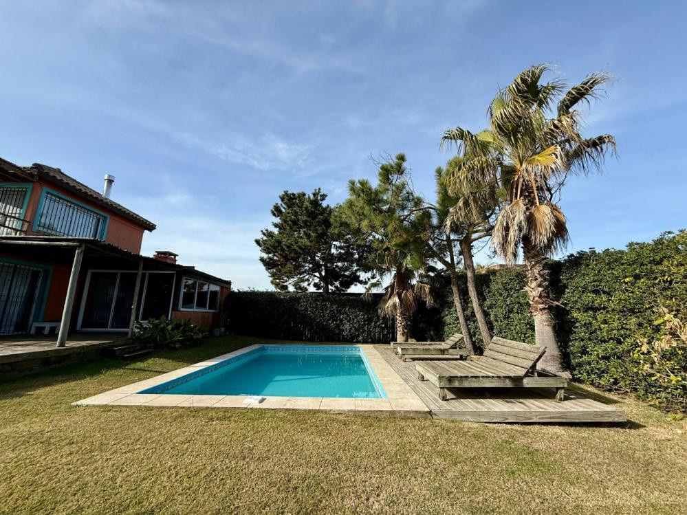 Casa con piscina en Montoya con vistas al mar