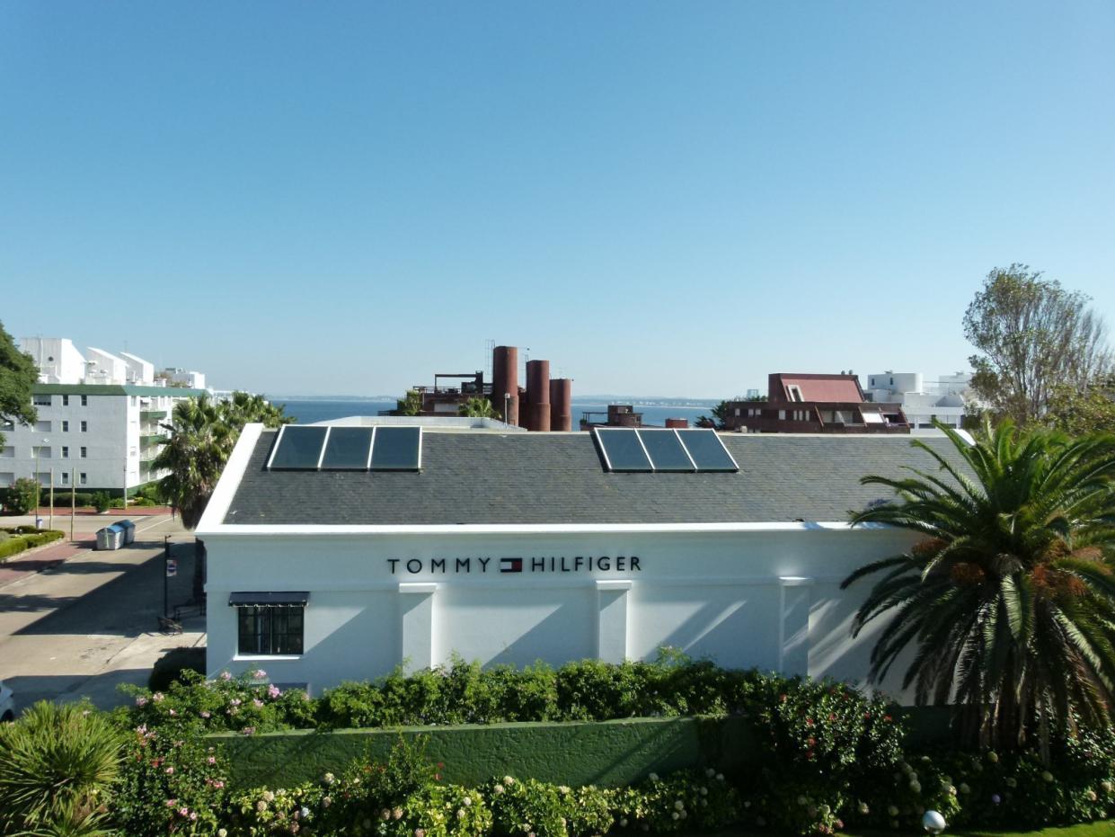 Departamento en venta en pleno centro de Punta del Este, con el sello de Arq. Pintos Risso.