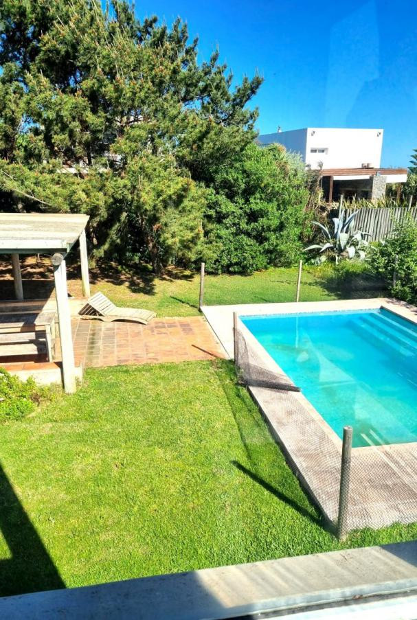 Venta y alquiler de casa a pasos del mar 3 dormitorios, 2 baños, piscina y parrillero techado