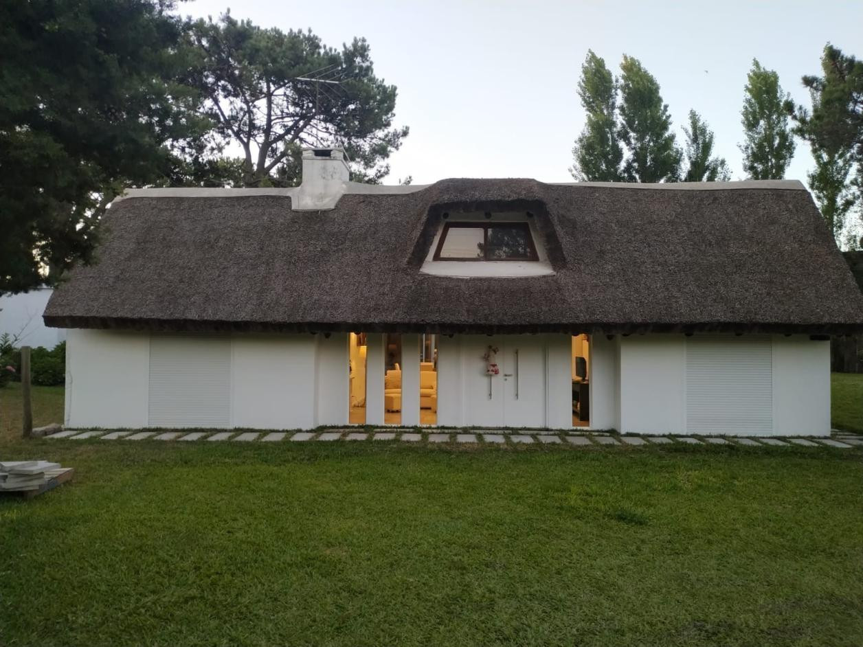 Casa a 300 mts del mar, hermoso parque con piscina y gran barbacoa.