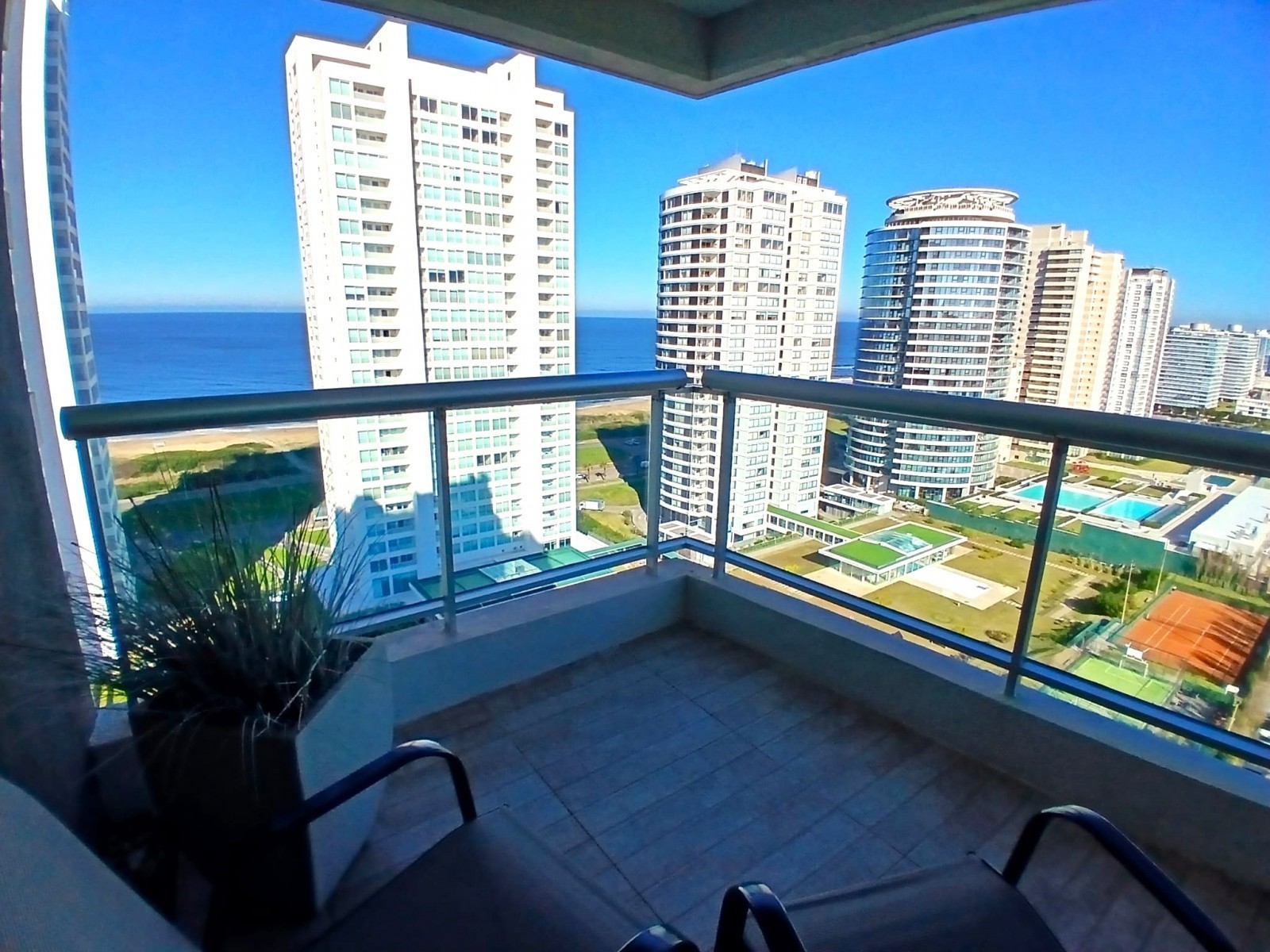 Departamento en Venta y alquiler en piso alto, Torre de categoría a 1 cuadra del mar.