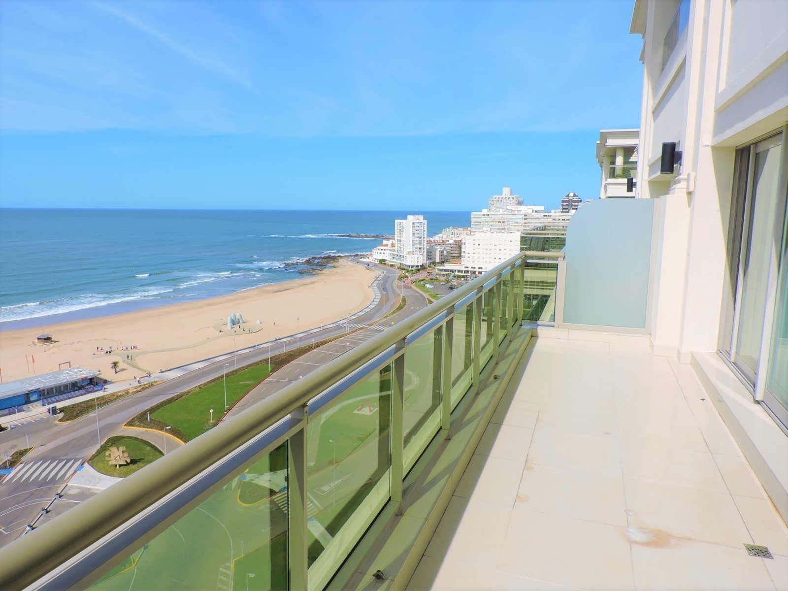 Excelente penthouse en torre de categoría en Playa Brava