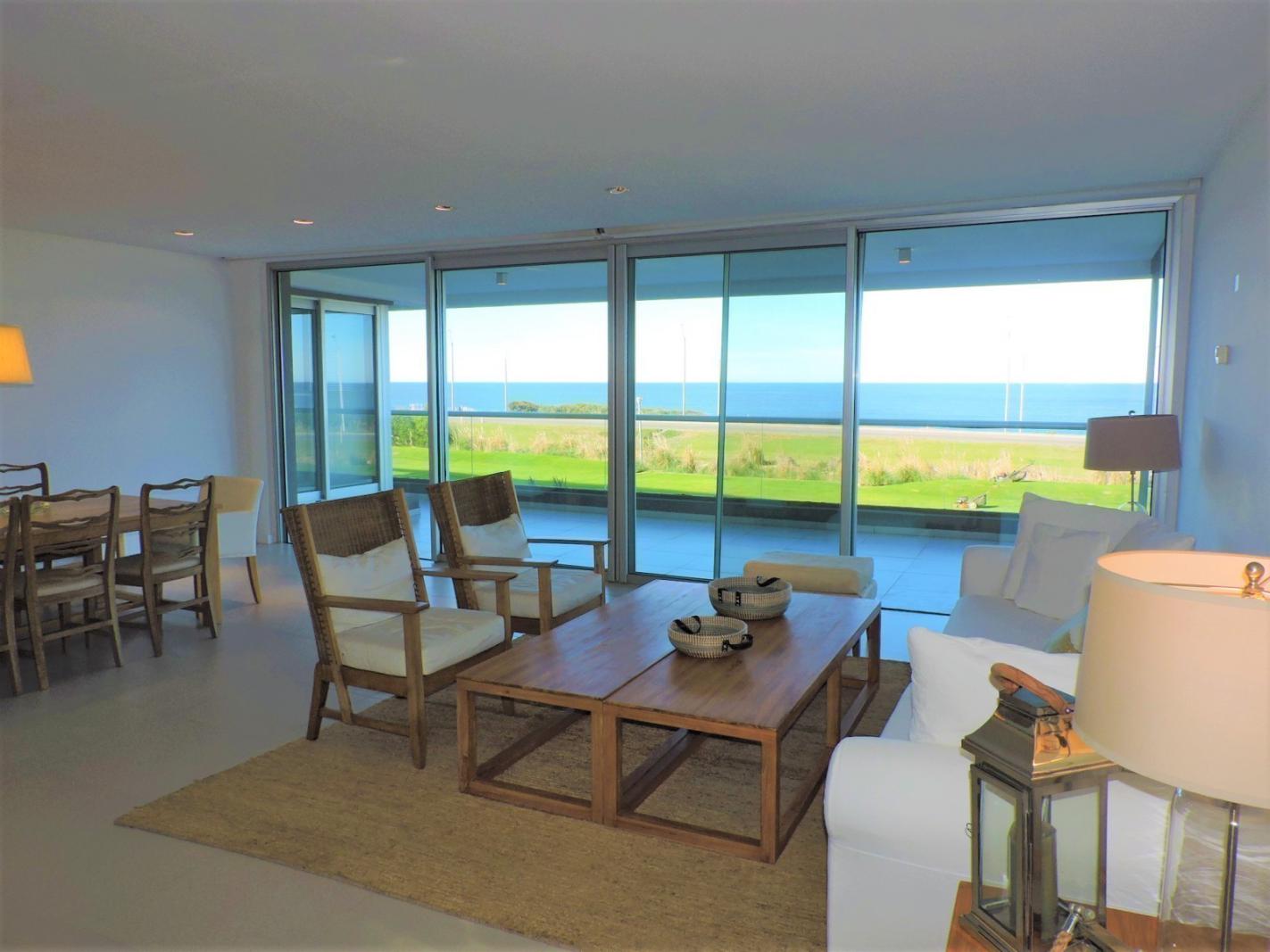 Espectacular semipiso en edificio premium frente al mar en Rincón del Indio