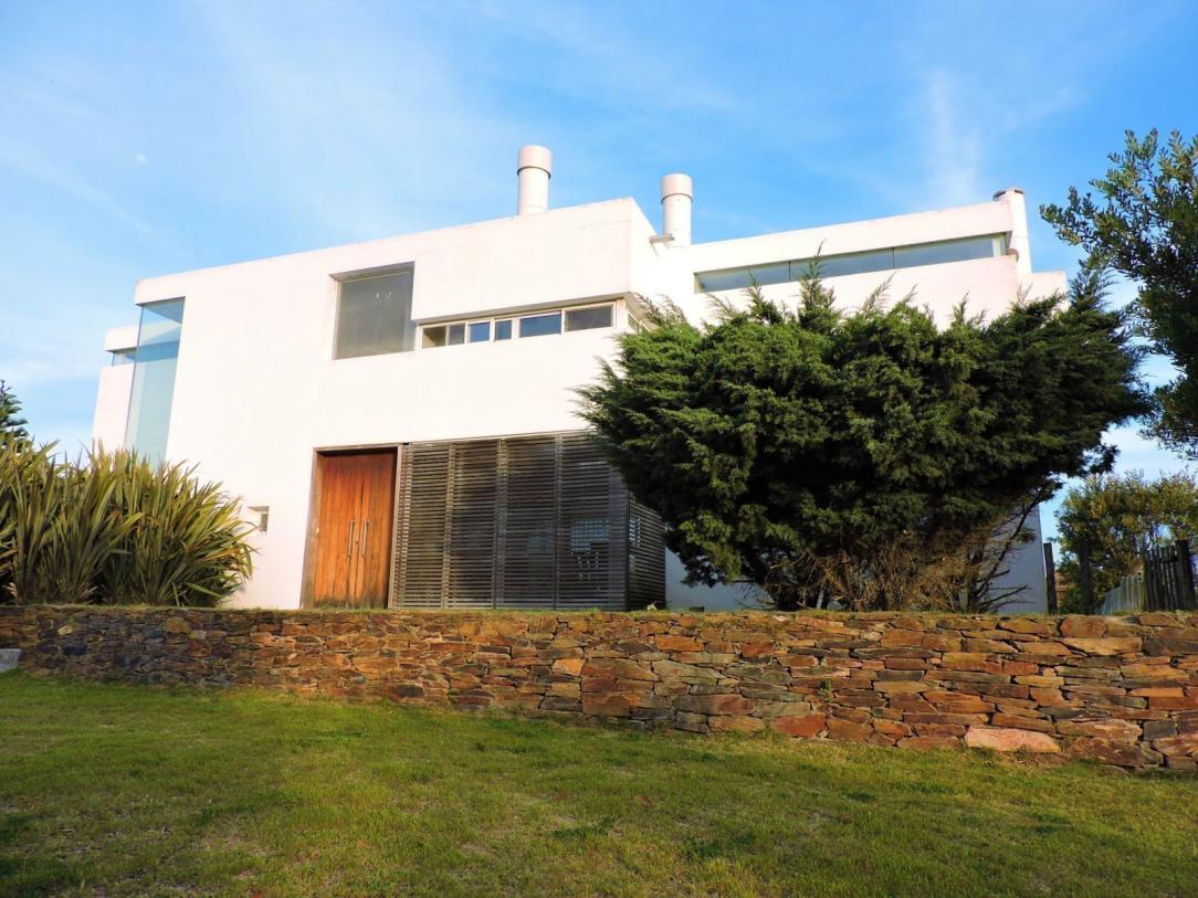 Excelente casa minimalista en Punta Piedras