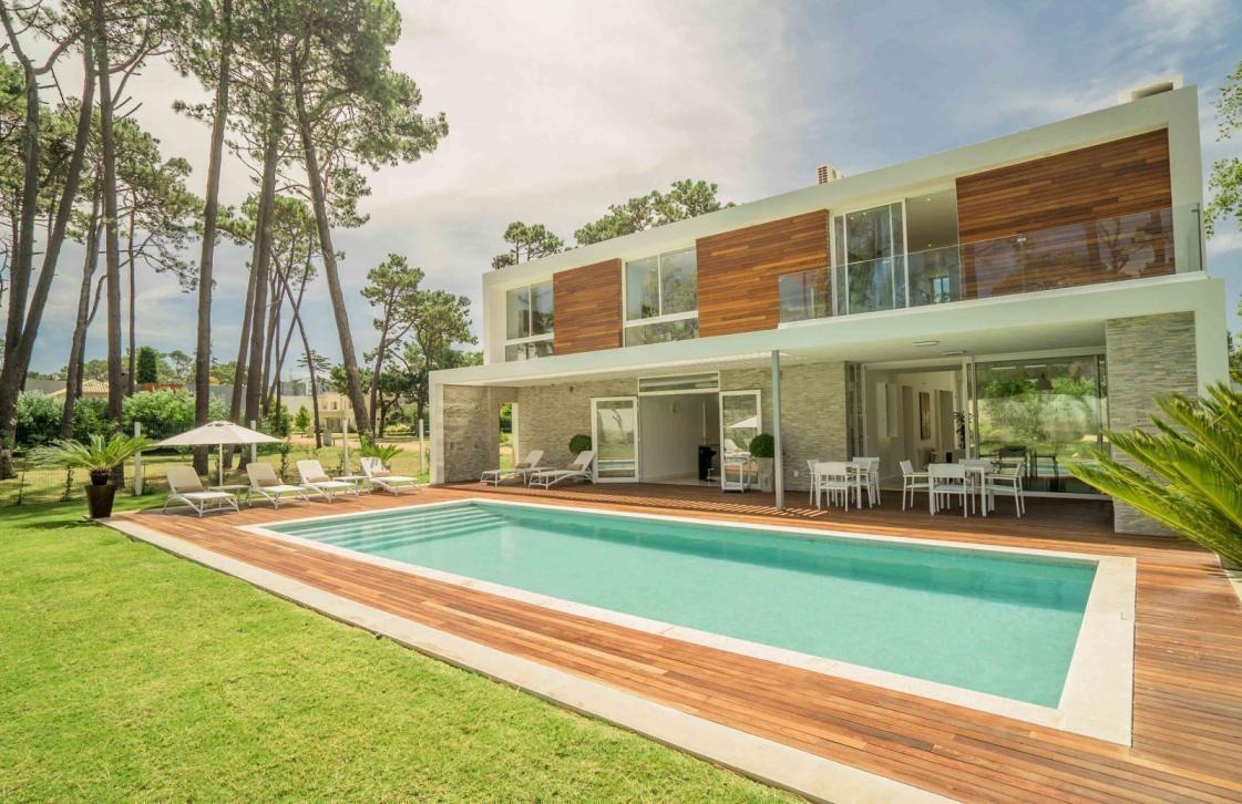 Excelente residencia moderna en Barrio Privado.
