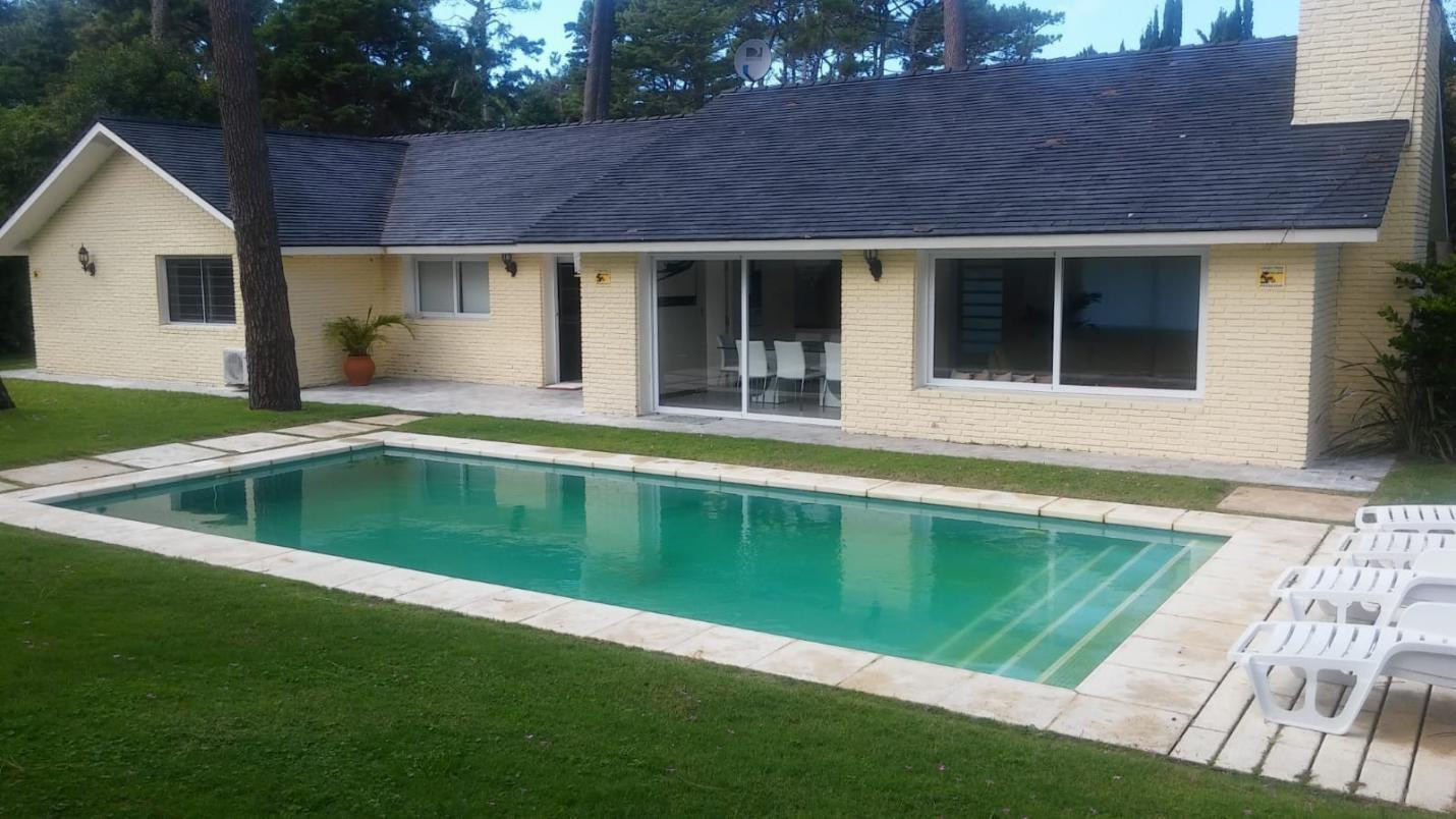 Hermosa casa en excelente barrio a cuadras de Playa Mansa