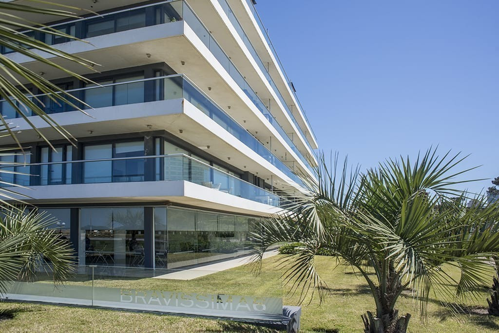 Departamento con amplia terraza en edificio frente al mar