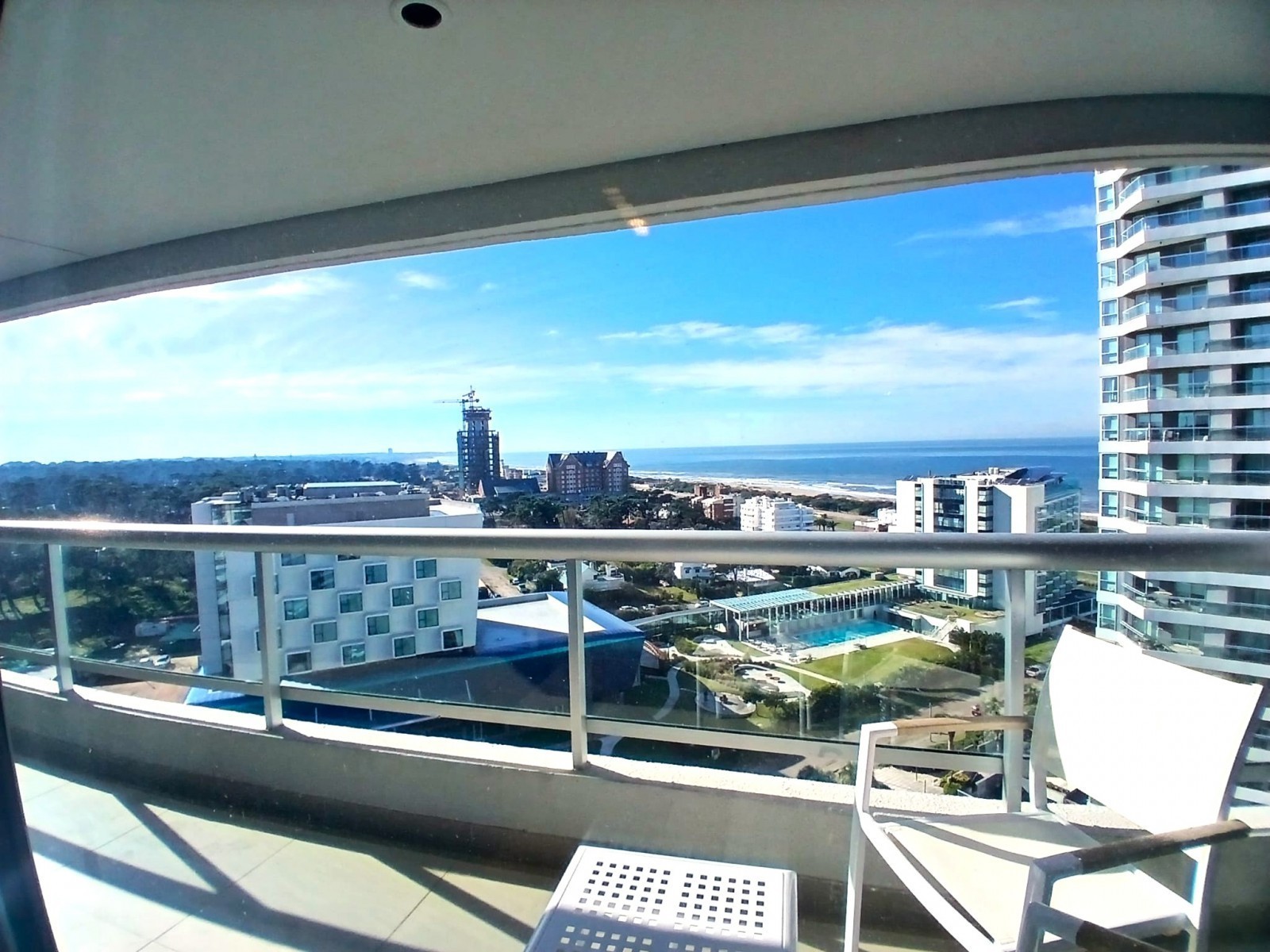 Excelente piso alto en edificio con servicios con vista a Brava