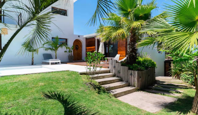 Linda casa de estilo colonial en altos de La Barra