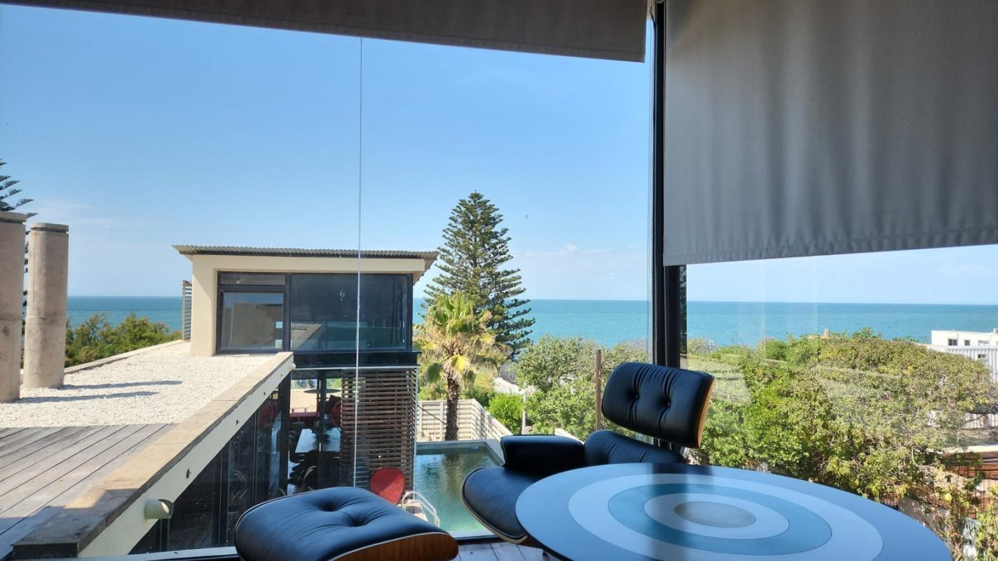 Casa moderna y de estilo en venta de la ruta al mar en La Barra a pasos del mar