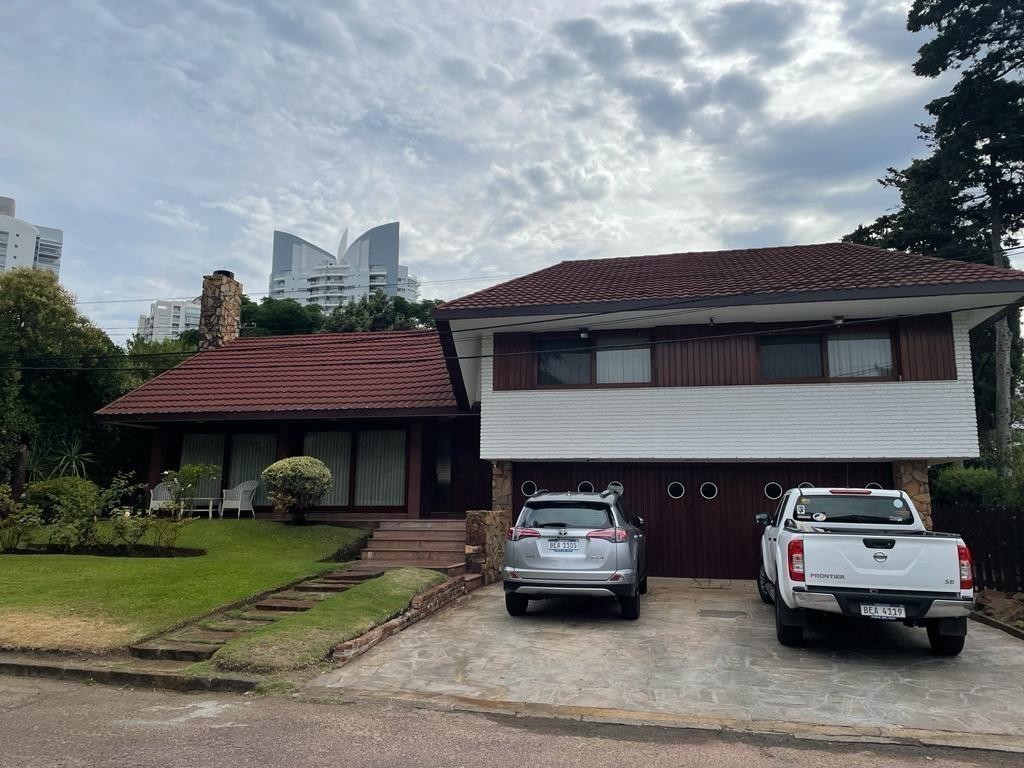 Excelente casa sólida ubicada en primeras paradas Playa Mansa