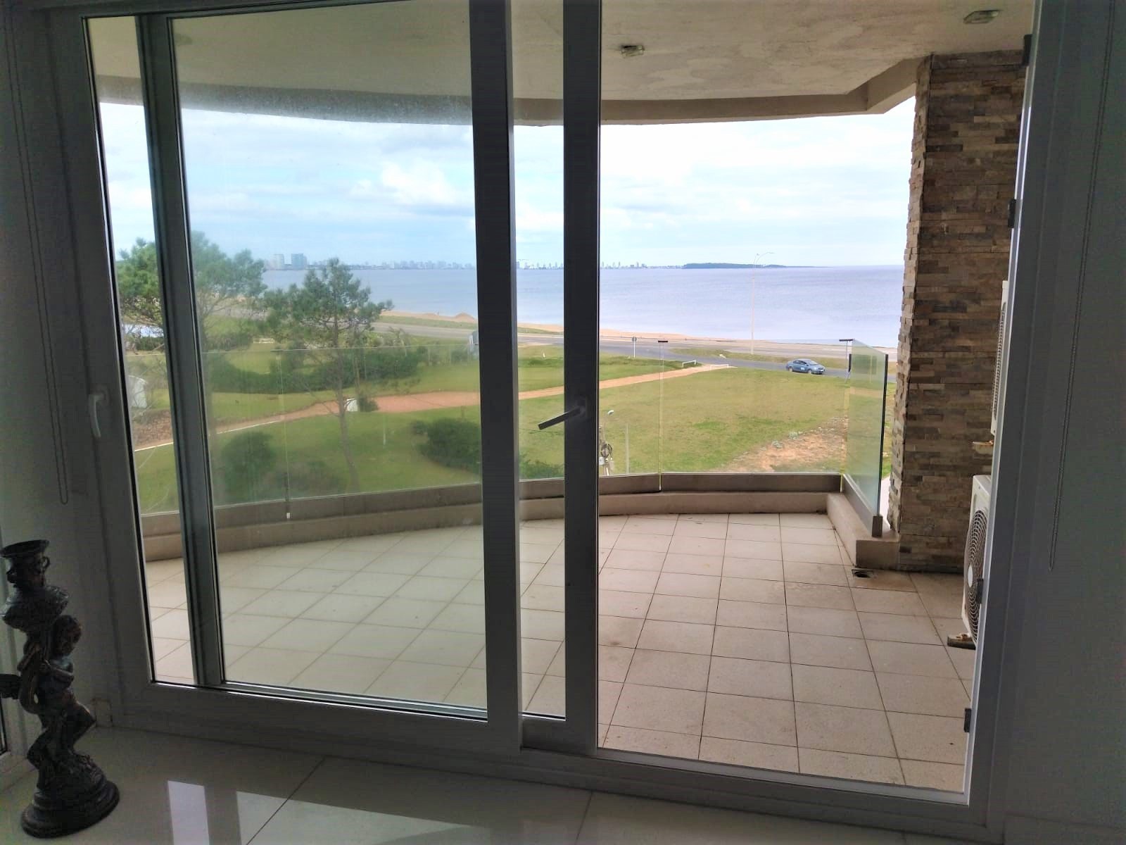 Muy buen dpto en primera línea de 3 suite y toilette con vista al mar