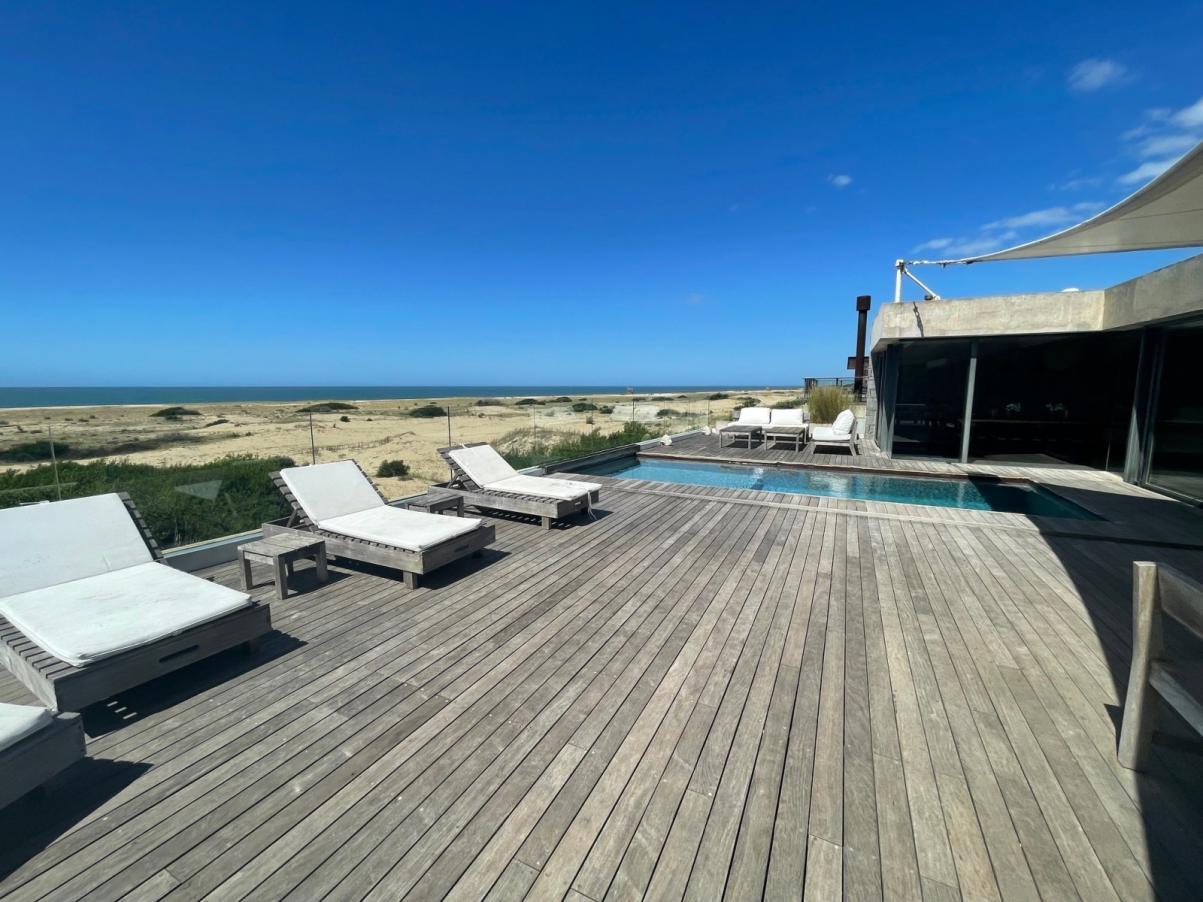 Increible casa en venta sobre la arena en Manantiales