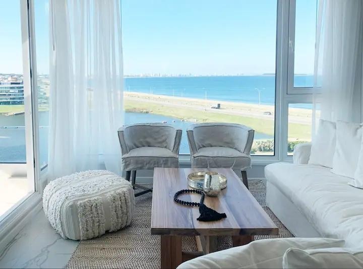 Cálido depto moderno en venta y alquiler frente a Laguna en Playa Mansa