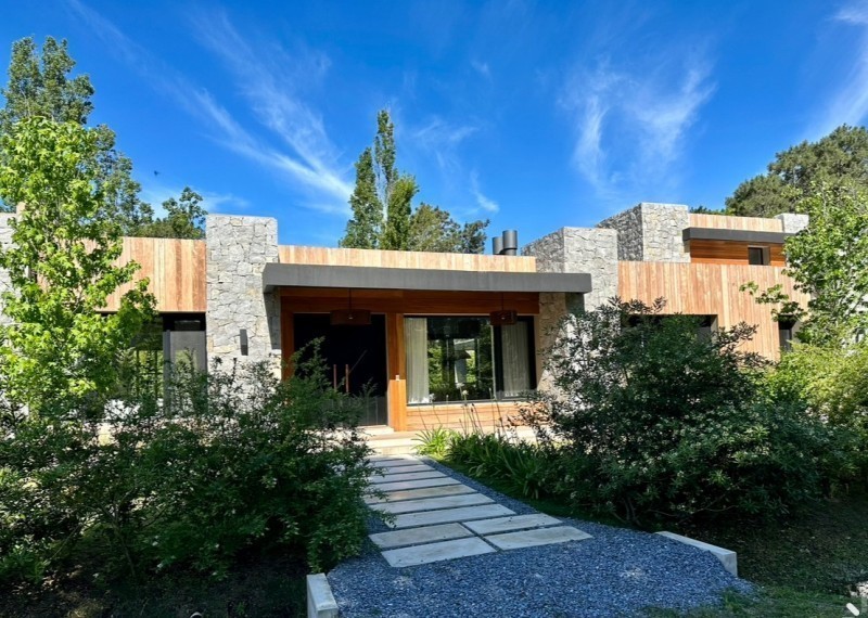 Excelente casa en Laguna Blanca en alquiler