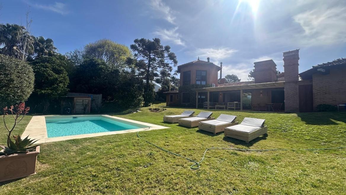 Impresionante Casa con Vista al Mar y Amplios Espacios