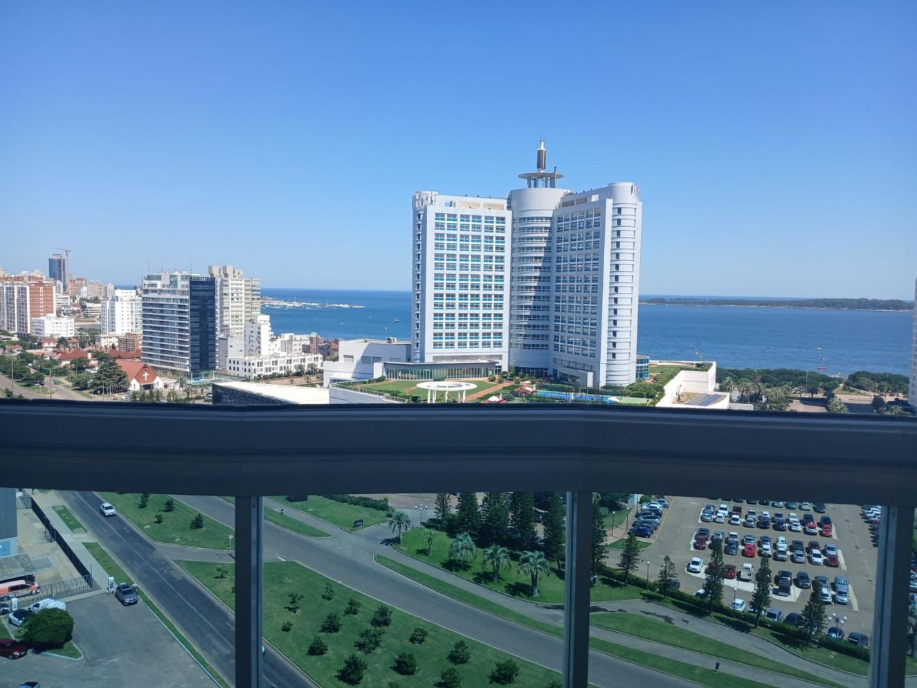 Cómodo dpto con vista al mar en torre con todos los servicios