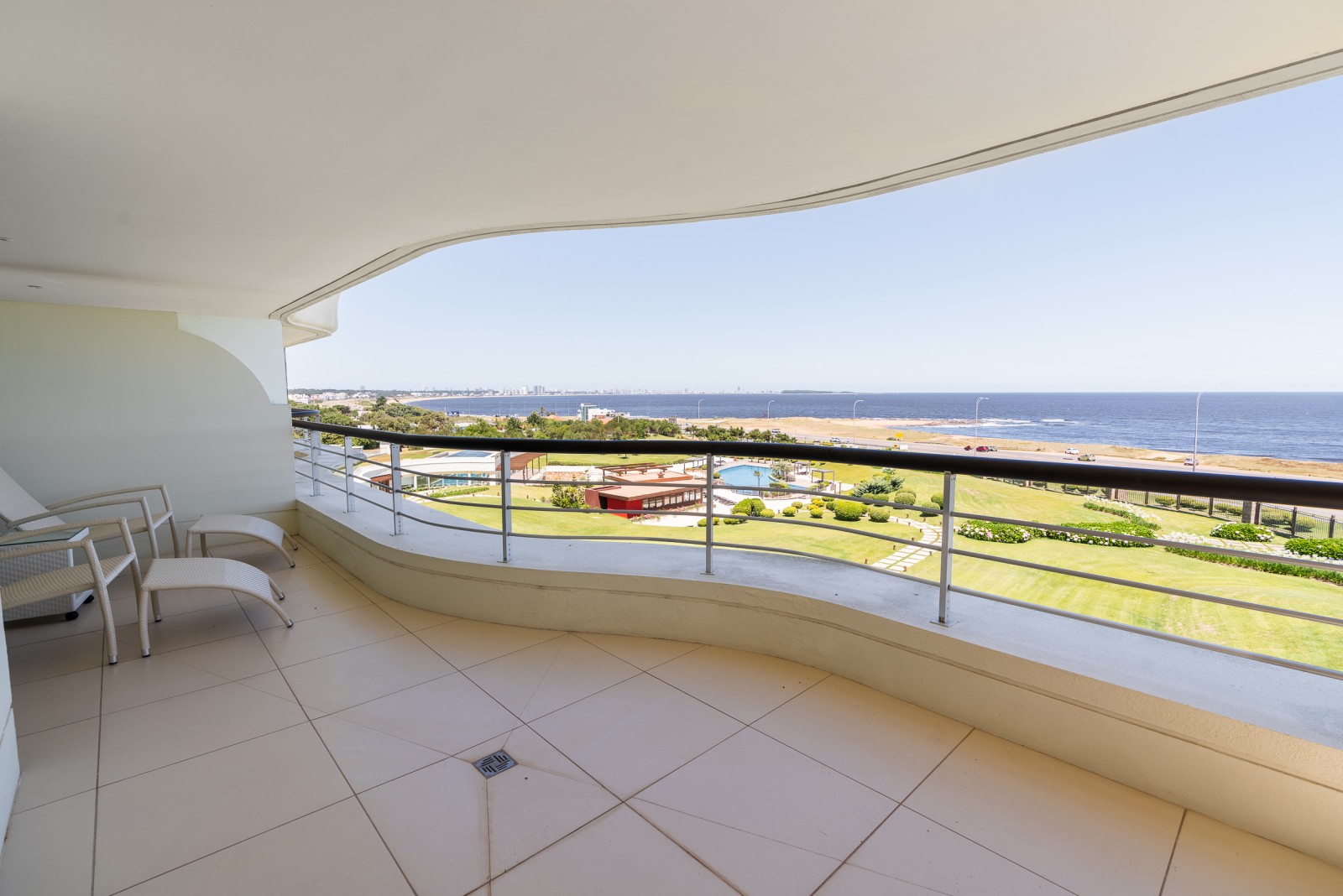 Moderno penthouse en complejo Veramansa